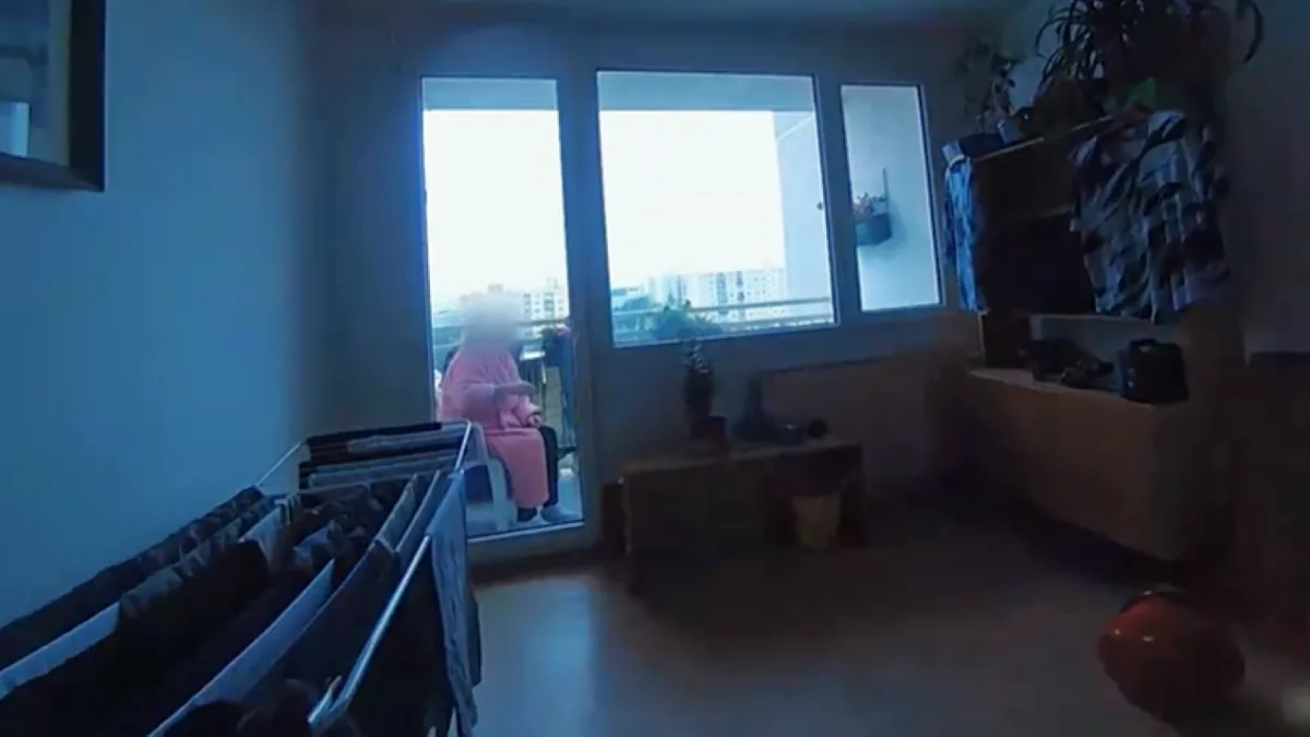 Seniorku v županu omylem uvěznil její syn na balkoně v osmém patře a pak odešel