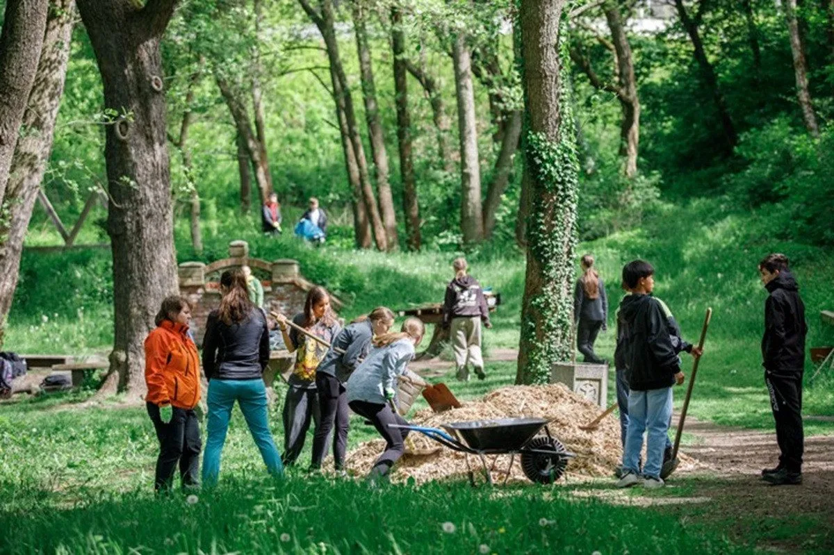 Parta školáků se už roky stará o parčík, kam chodí na procházky s rodiči