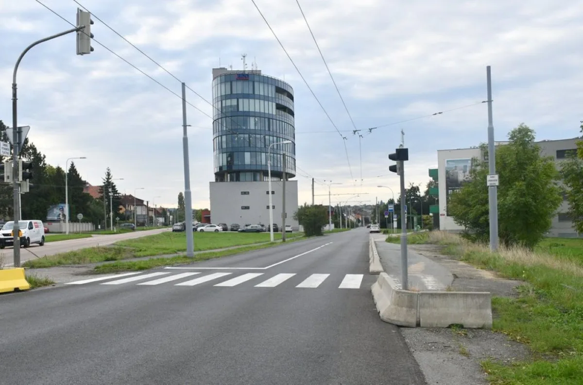 Provoz už se vrátil na opravený úsek Štefánikovy ulice v plzeňských Černicích