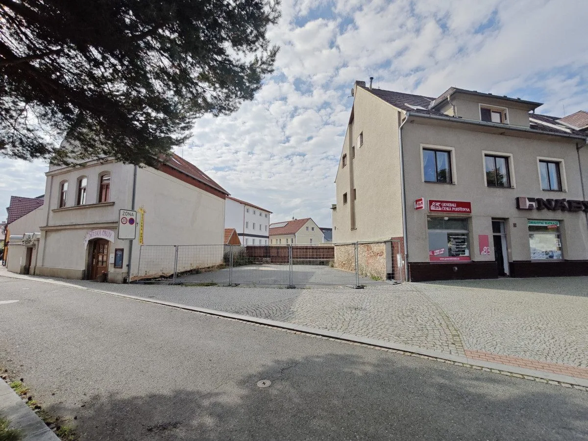 Město se roky snaží prodat stavební proluku. Od požadavků postupně slevuje
