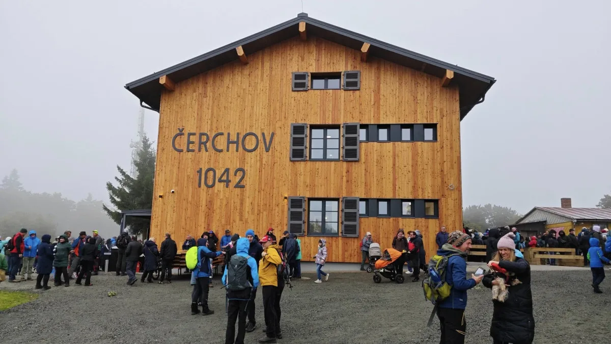 V dešti, vichru a mlze dorazilo 1500 lidí na otevření horské chaty na vrcholu Čerchova