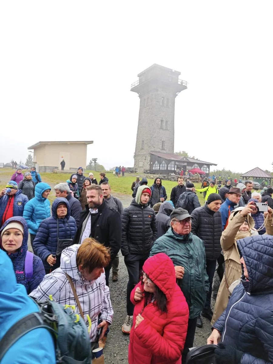 V dešti, vichru a mlze dorazilo 1500 lidí na otevření horské chaty na vrcholu Čerchova