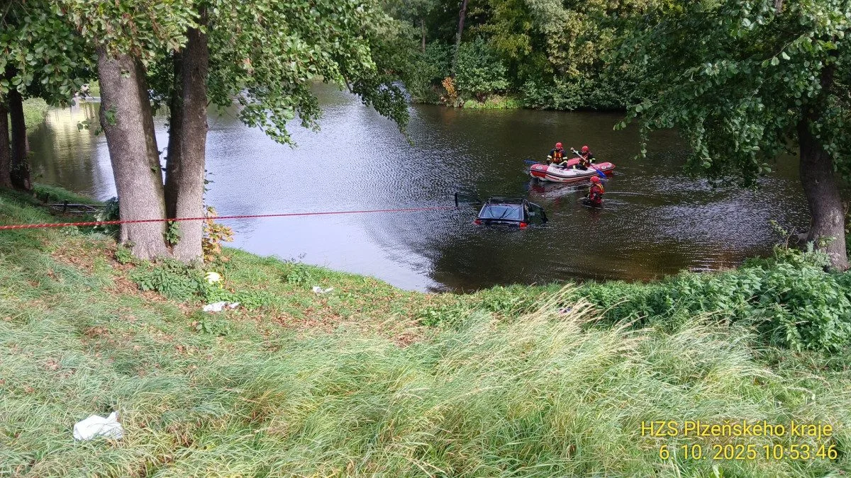 Auto se seniorem proletělo zastávkou, skočilo do rybníka a celé zmizelo pod vodou