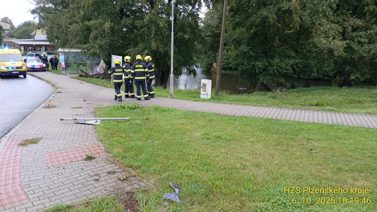 Auto se seniorem proletělo zastávkou, skočilo do rybníka a celé zmizelo pod vodou