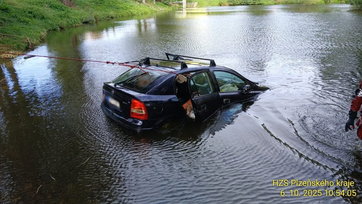 Auto se seniorem proletělo zastávkou, skočilo do rybníka a celé zmizelo pod vodou