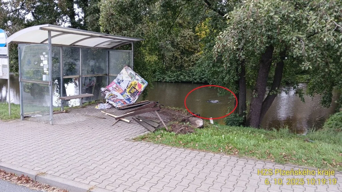 Auto se seniorem proletělo zastávkou, skočilo do rybníka a celé zmizelo pod vodou