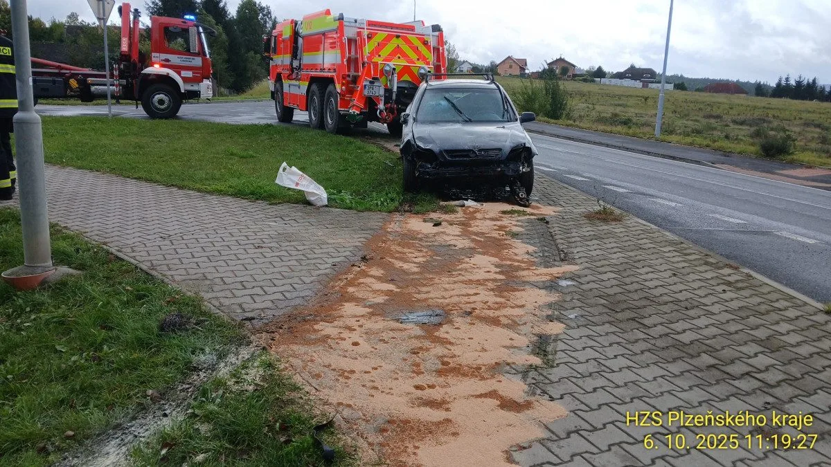 Auto se seniorem proletělo zastávkou, skočilo do rybníka a celé zmizelo pod vodou