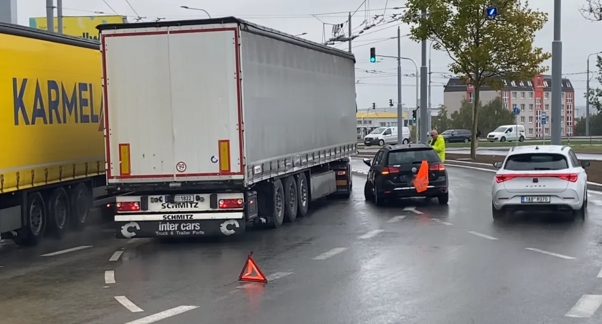 První nehoda už se stala na přestavěné turbo okružní křižovatce u Makra.