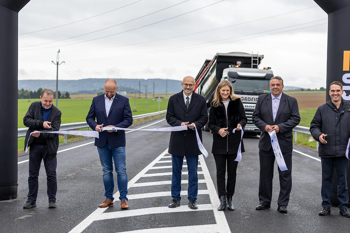 Nová silnice propojující severní Rokycansko s dálnicí D5 je hotová o půl roku dříve
