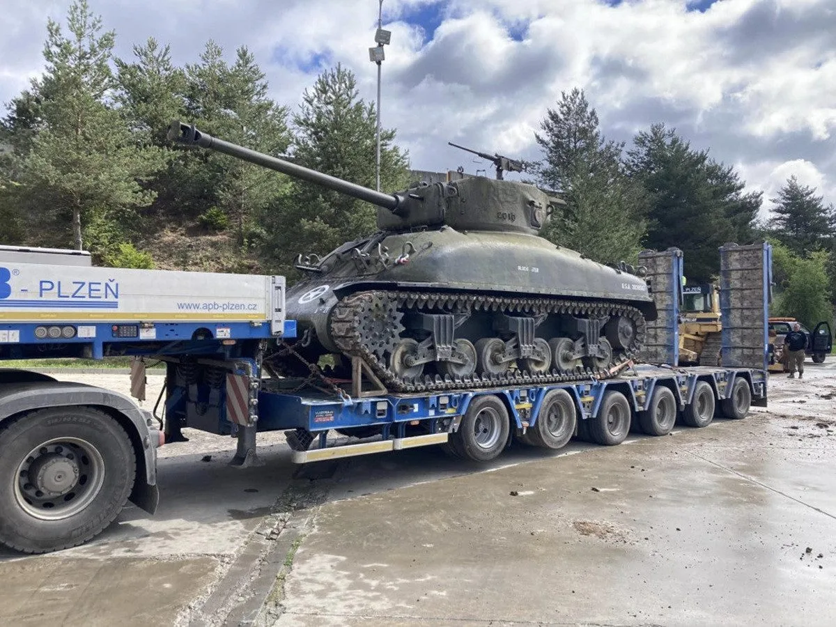 Tank při přesunu z areálu zoologické zahrady.