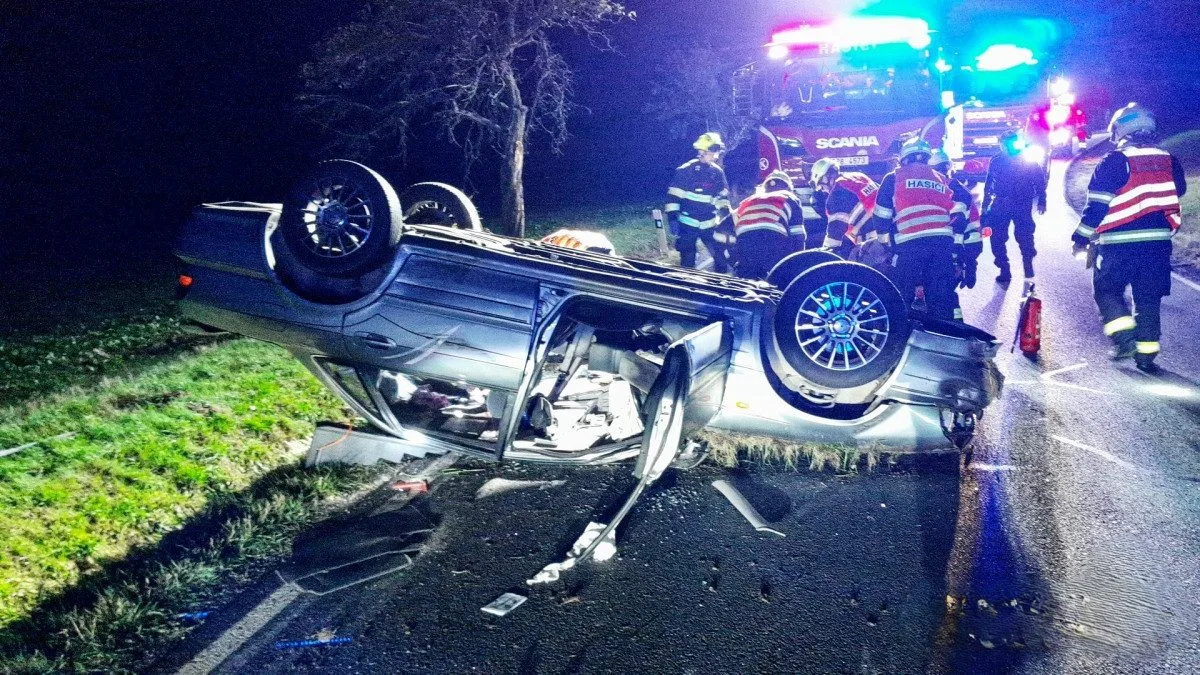 Auto vyletělo ze silnice narazilo do stromu a převrátilo se. Řidič byl opilý