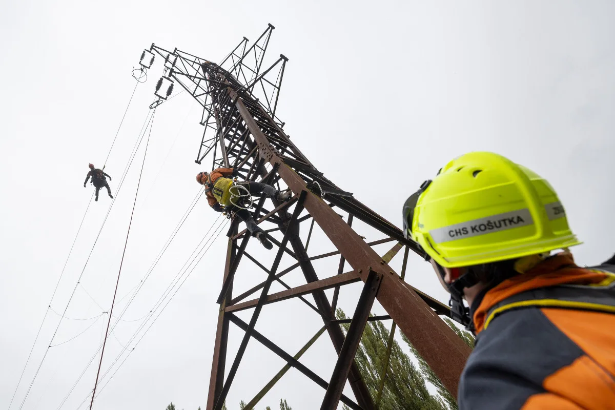 Energetici nacvičovali záchranu pracovníka nebo sebevraha v drátech vysokého napětí