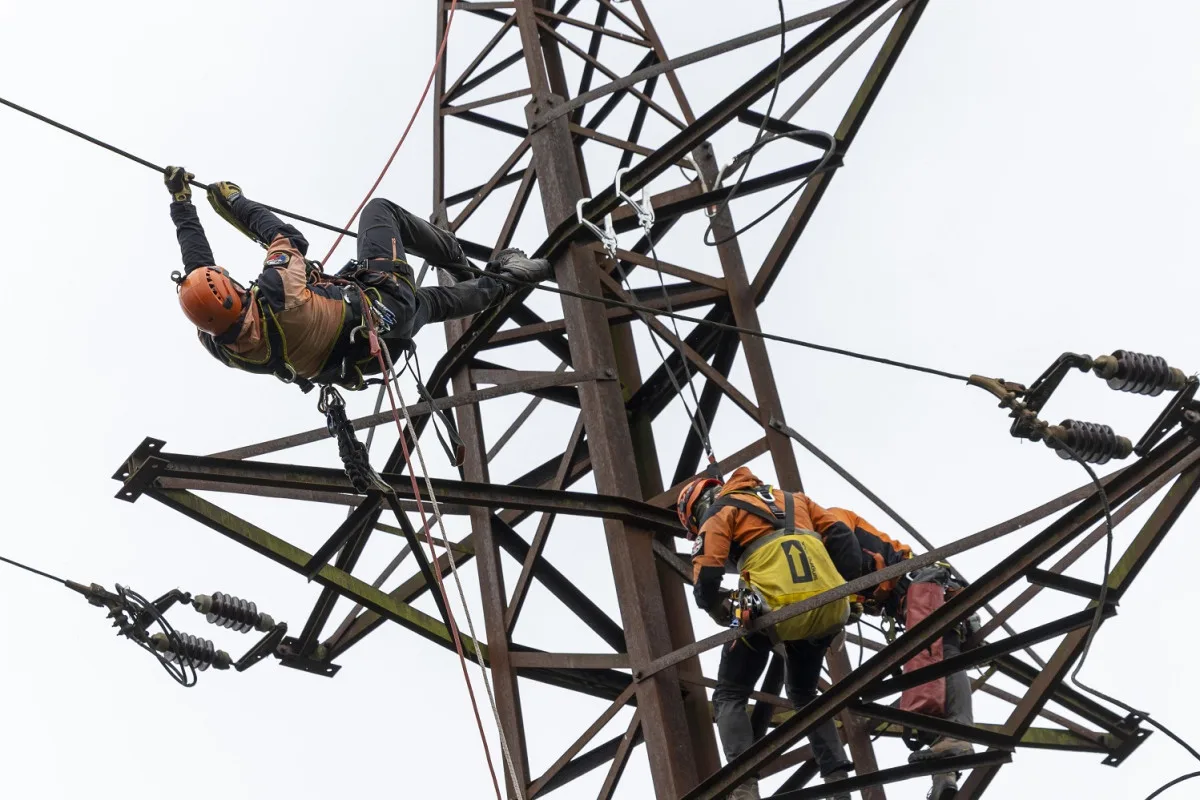 Energetici nacvičovali záchranu pracovníka nebo sebevraha v drátech vysokého napětí