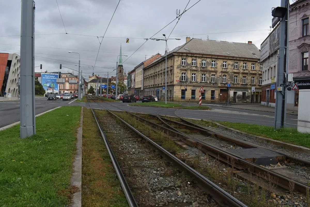 Tramvajová trať na Skvrňany projde rekonstrukcí, řidiče čekají už od pondělí uzavírky