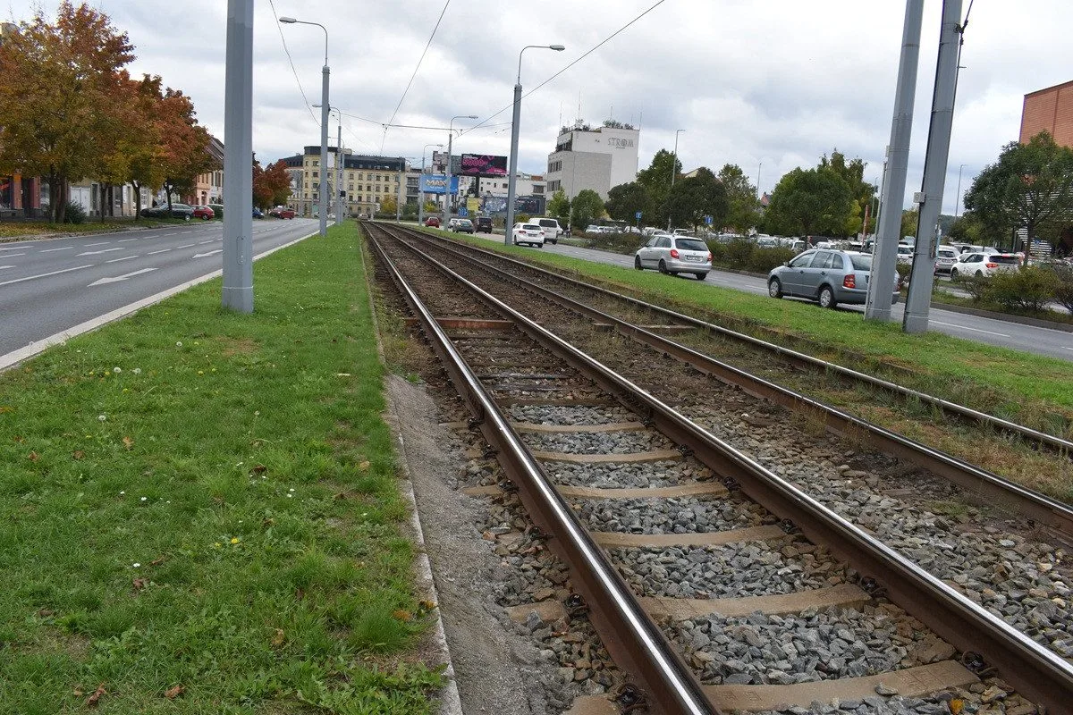 Tramvajová trať na Skvrňany projde rekonstrukcí, řidiče čekají už od pondělí uzavírky