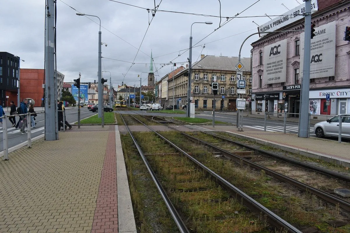 Tramvajová trať na Skvrňany projde rekonstrukcí, řidiče čekají už od pondělí uzavírky