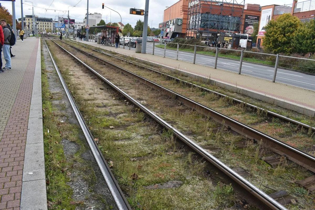Tramvajová trať na Skvrňany projde rekonstrukcí, řidiče čekají už od pondělí uzavírky