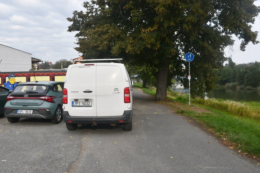 To bude hodně bolet. Novou zónu placeného parkování zavádí Plzeň u zimního stadionu