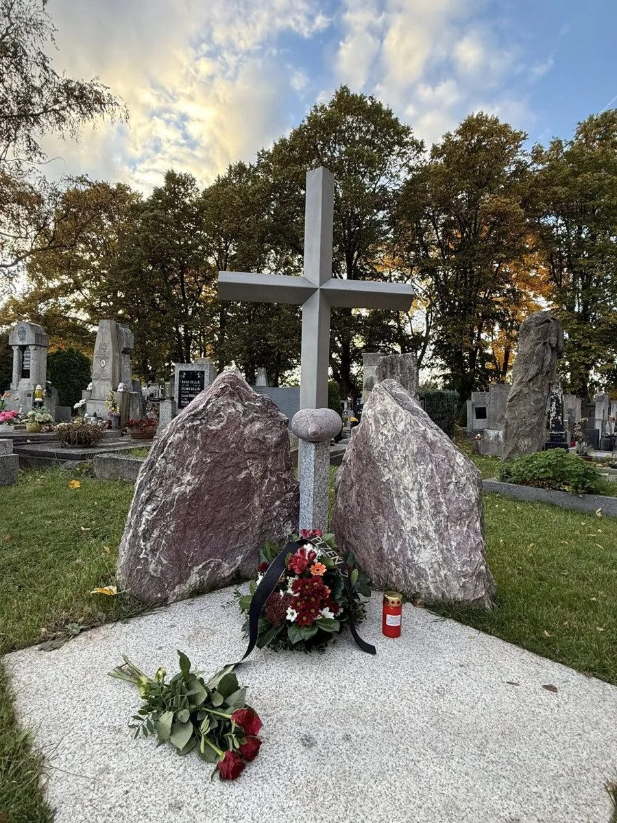 Na hřbitovech je možné zapálit svíčku za ty, jejichž hrob je vzdálený nebo neznámý