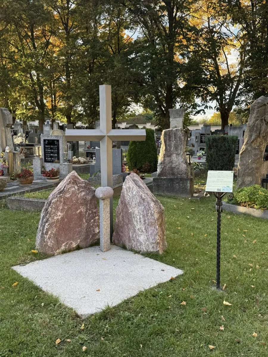 Na hřbitovech je možné zapálit svíčku za ty, jejichž hrob je vzdálený nebo neznámý