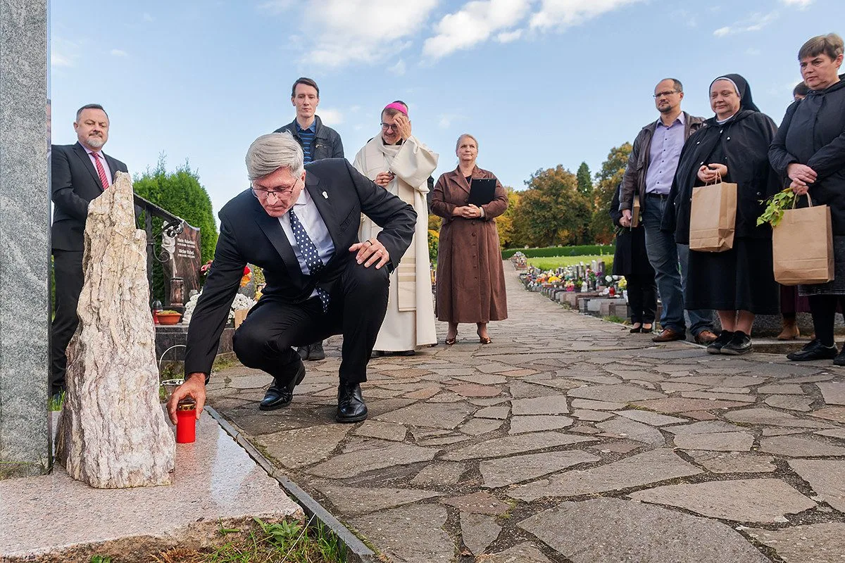Na hřbitovech je možné zapálit svíčku za ty, jejichž hrob je vzdálený nebo neznámý