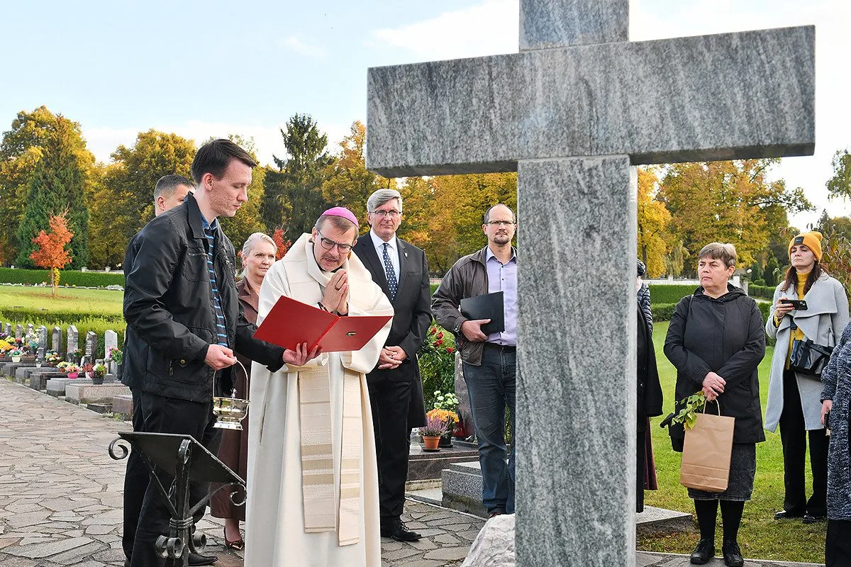 Na hřbitovech je možné zapálit svíčku za ty, jejichž hrob je vzdálený nebo neznámý