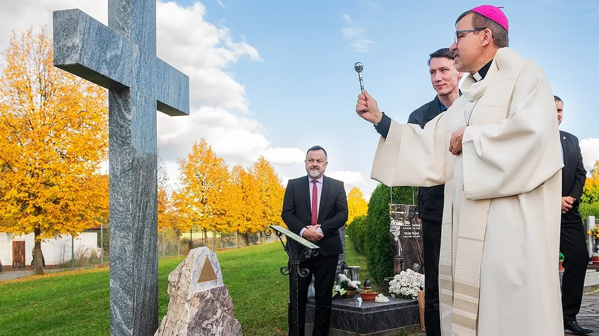 Na hřbitovech je možné zapálit svíčku za ty, jejichž hrob je vzdálený nebo neznámý