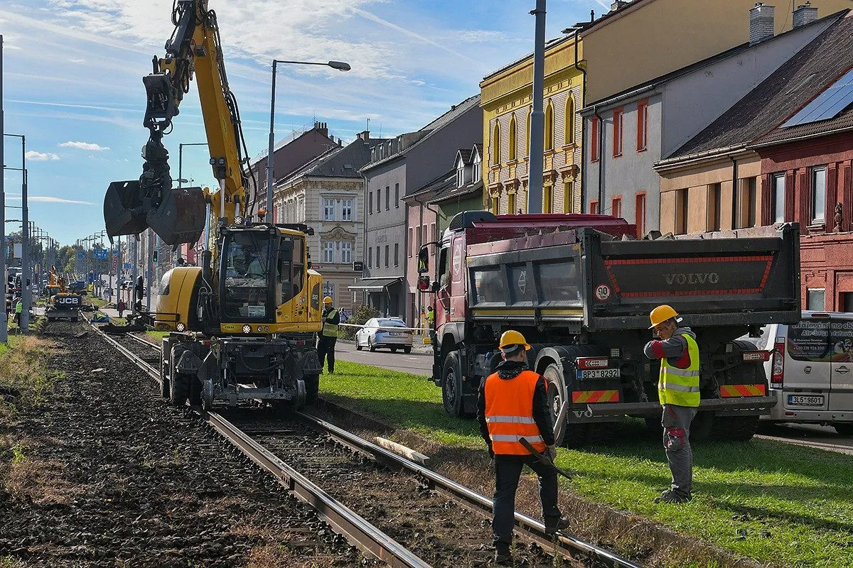 Dvoukolejná trať na Skvrňany už byla v nevyhovujícím stavu