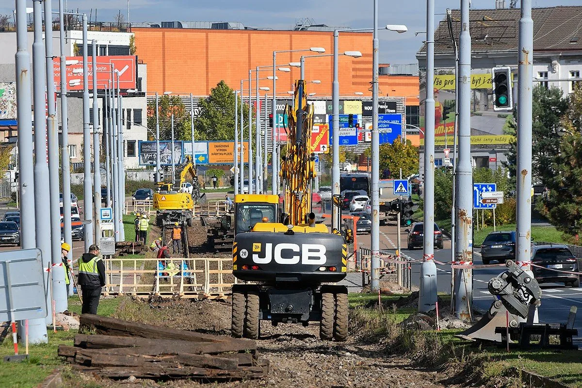 Dvoukolejná trať na Skvrňany už byla v nevyhovujícím stavu
