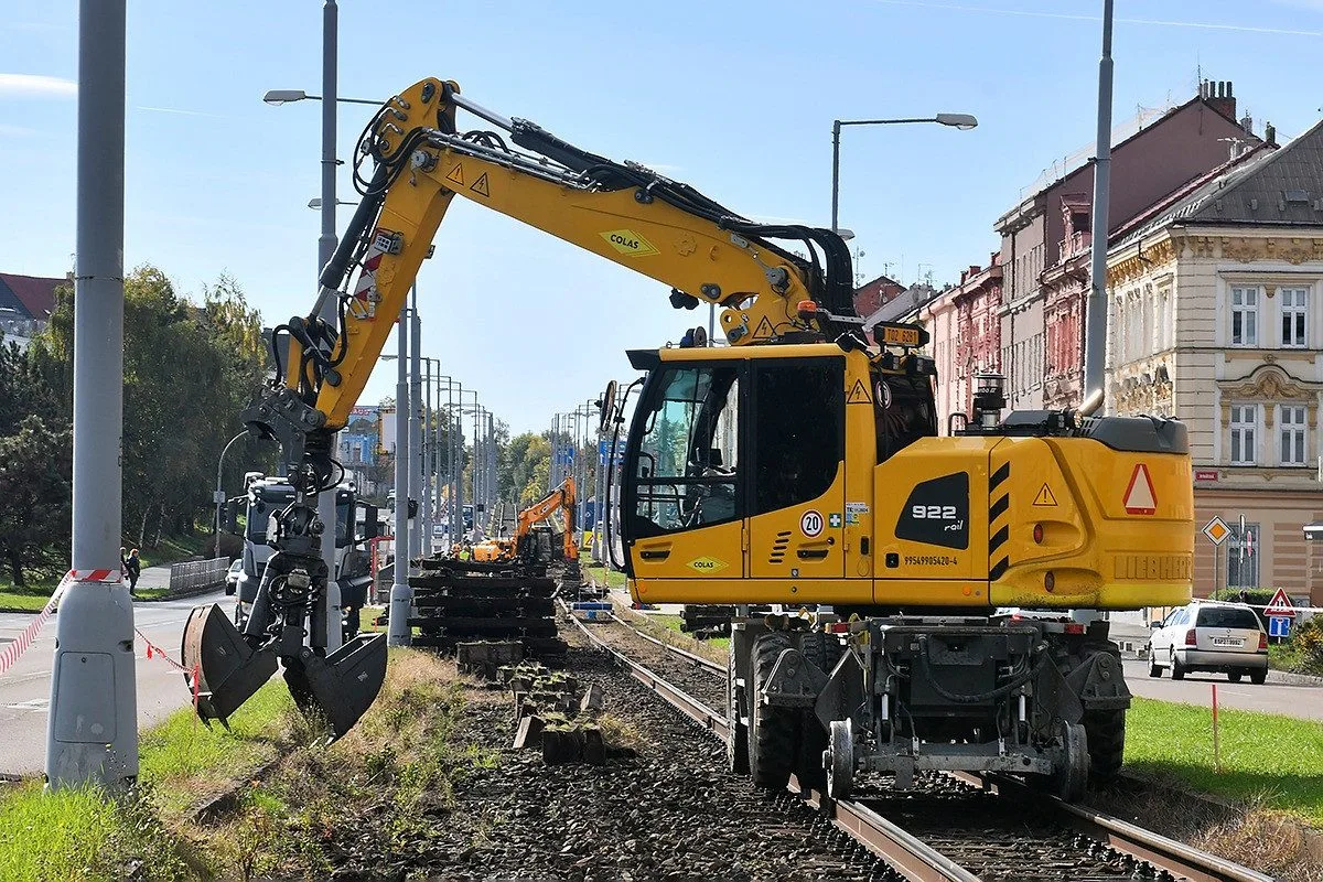 Dvoukolejná trať na Skvrňany už byla v nevyhovujícím stavu