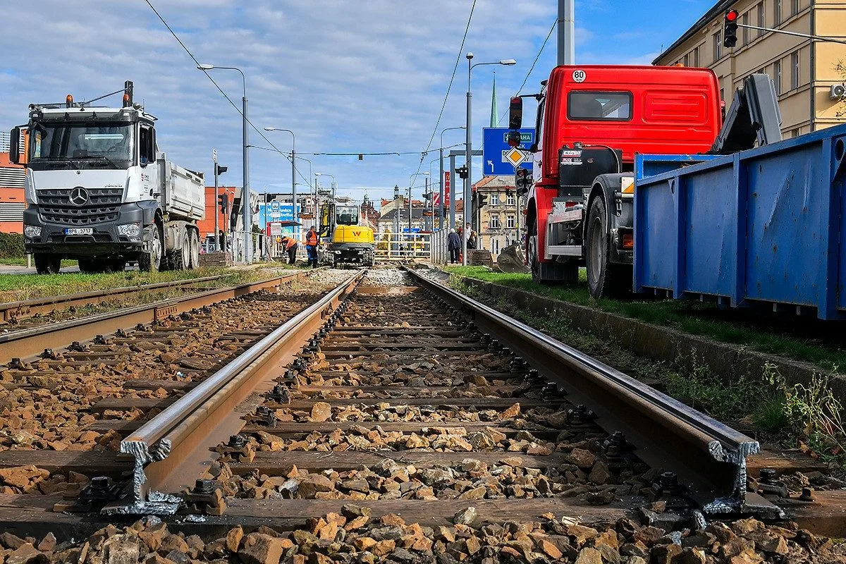 Dvoukolejná trať na Skvrňany už byla v nevyhovujícím stavu