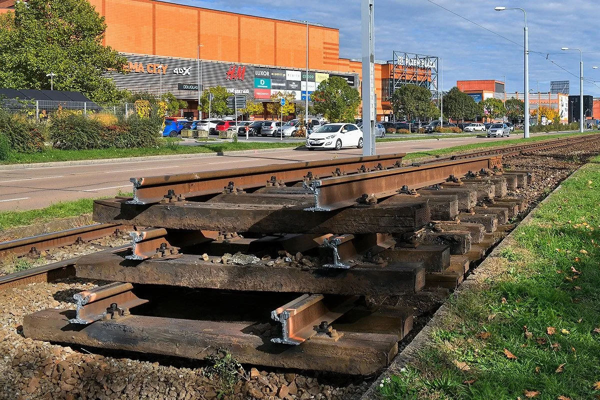 Dvoukolejná trať na Skvrňany už byla v nevyhovujícím stavu