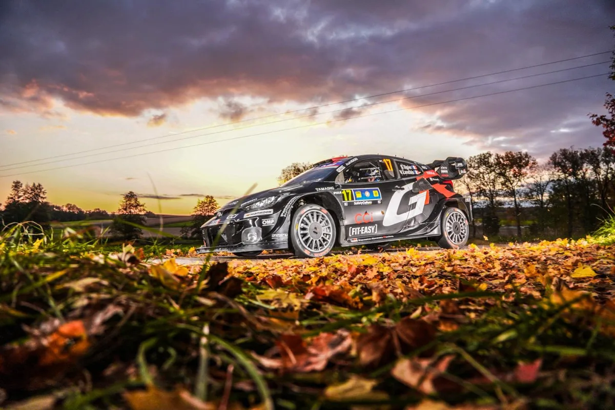 Úvod Středoevropské rallye ovládl Francouz Ogier, rozjetého Mareše zpomalil defekt.