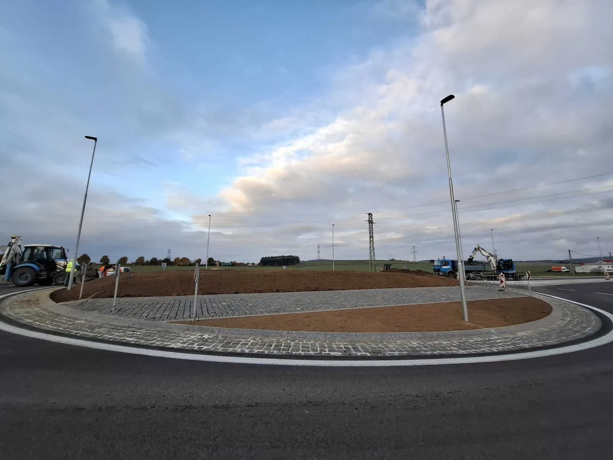 Po třech letech končí opravy silnice I/19 v Nezvěsticích. Pracovalo se tam na průtahu