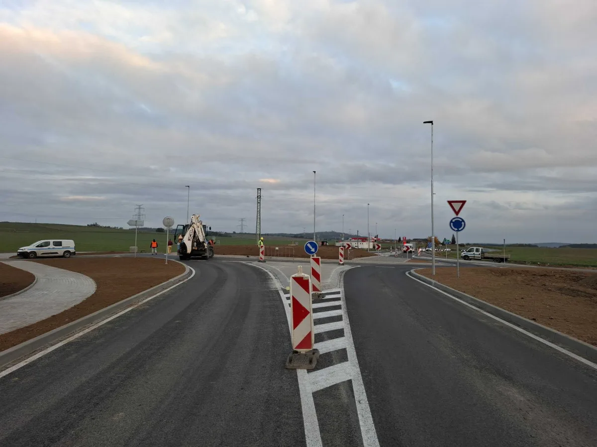 Po třech letech končí opravy silnice I/19 v Nezvěsticích. Pracovalo se tam na průtahu
