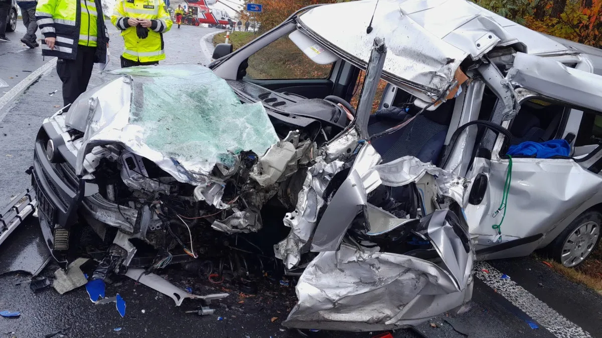 Při drtivém střetu s kamionem na mokré silnici se těžce zranil řidič osobního auta