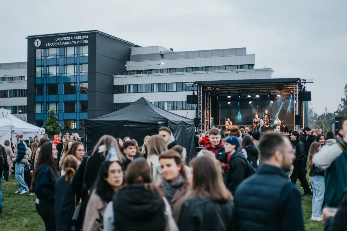 Rozsvítíme Karlovku. Lékařská fakulta oslaví osmdesát let velkolepou světelnou show