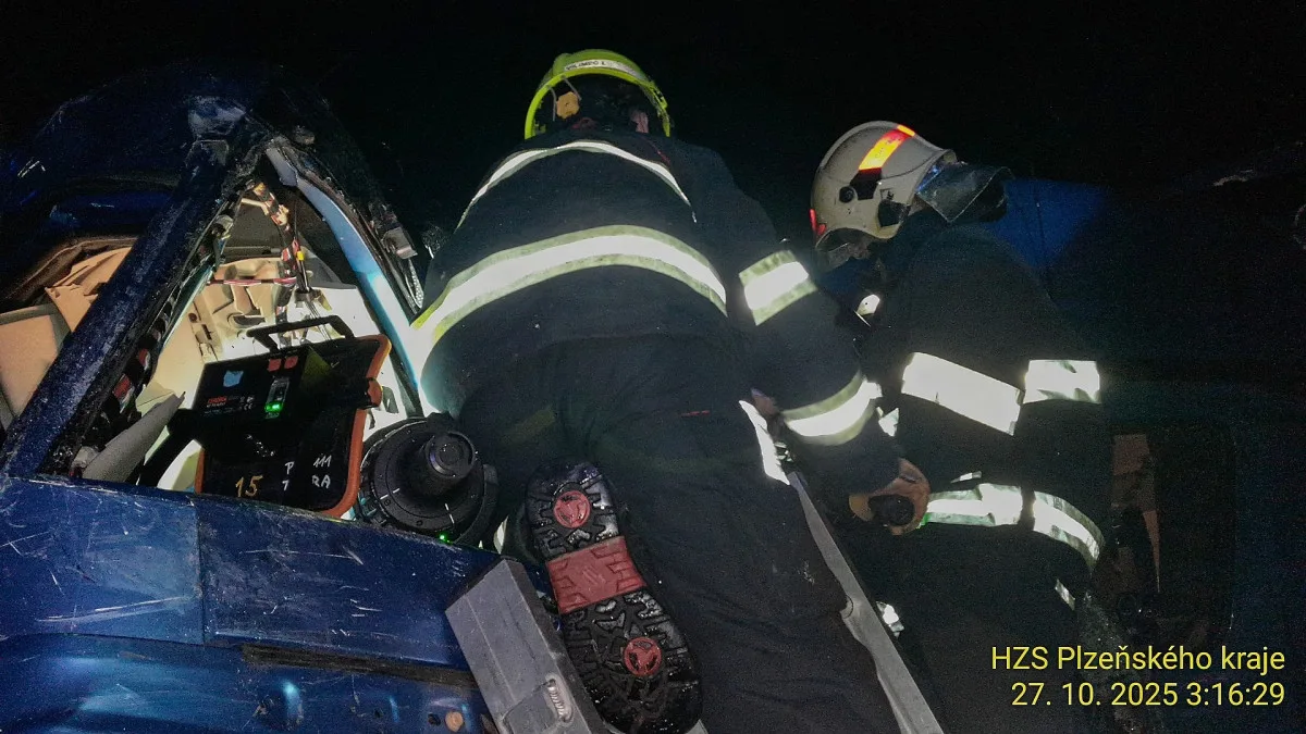 Řidič kamionu na D5 v noci narazil do kolony vozidel. Drtivý náraz sešrotoval kabinu