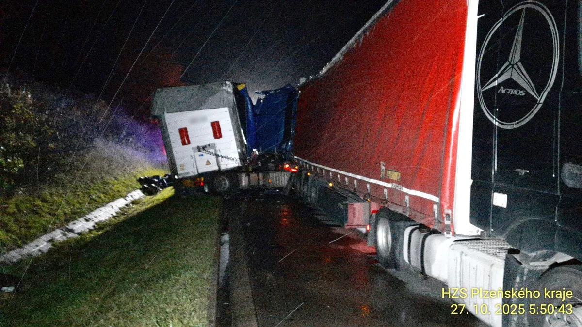 Řidič kamionu na D5 v noci narazil do kolony vozidel. Drtivý náraz sešrotoval kabinu