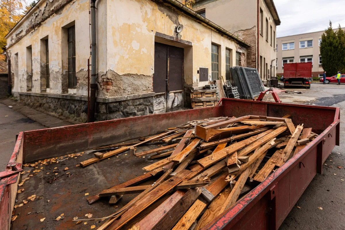 Takto vypadala budova před zahájením demoličních prací