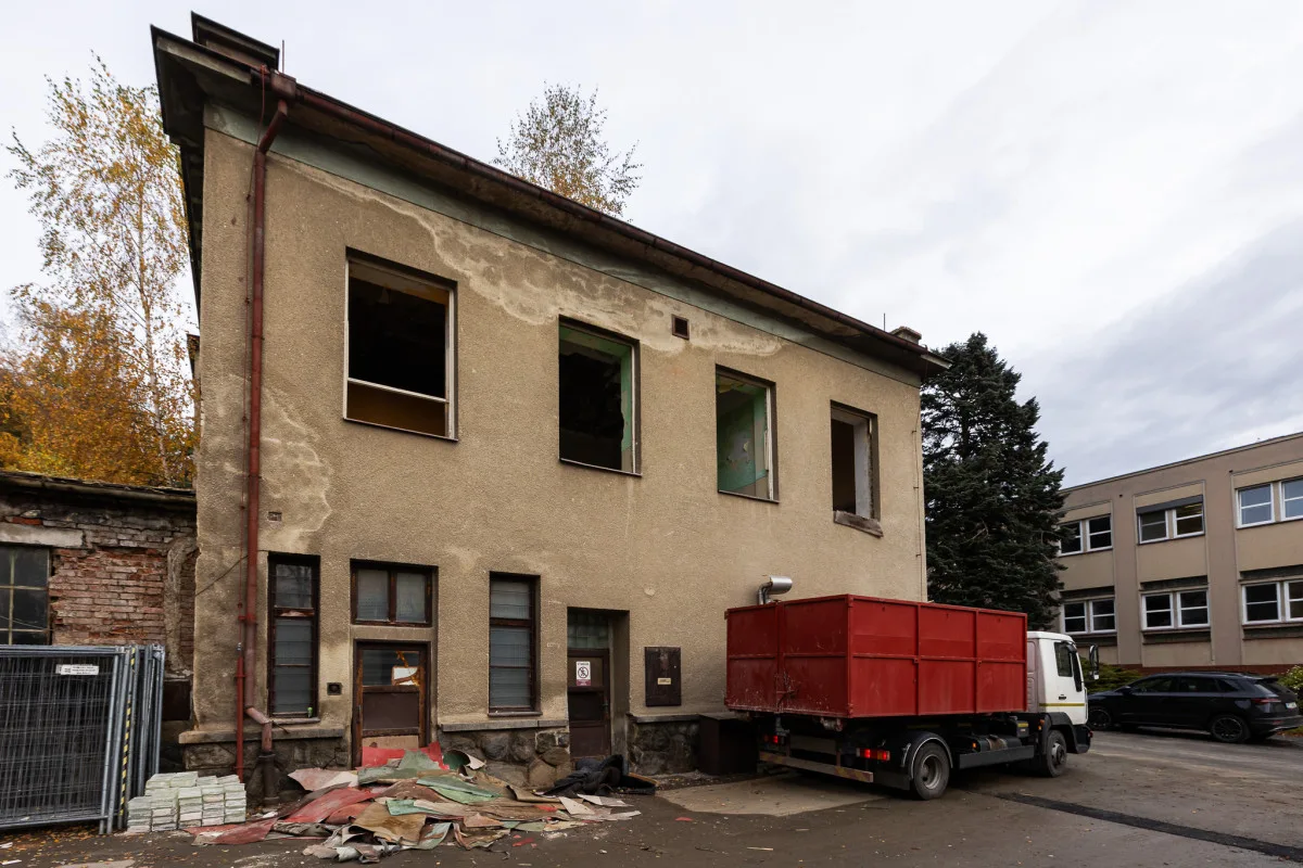 Takto vypadala budova před zahájením demoličních prací