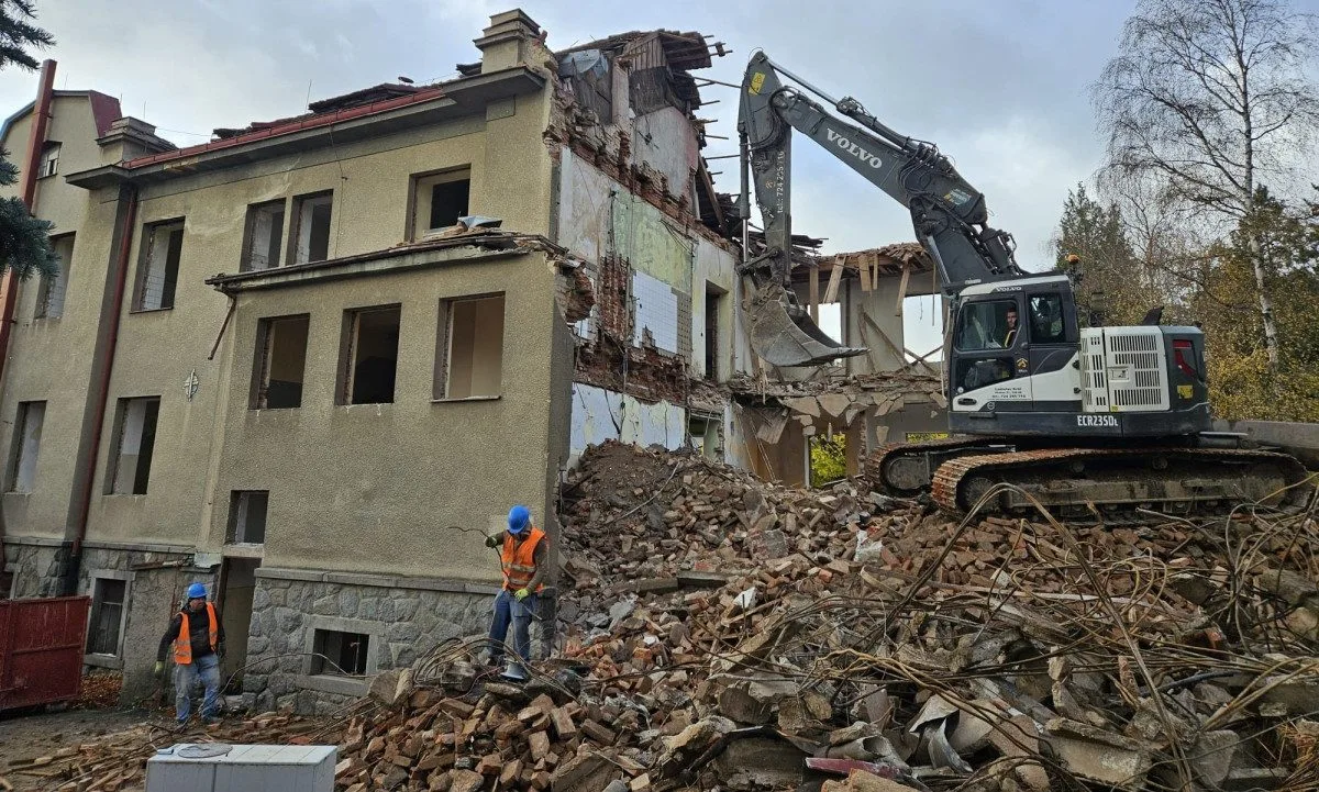 Bagr demoluje zchátralou budovu rehabilitace. Vznikne tam nový blok Klatovské nemocnice