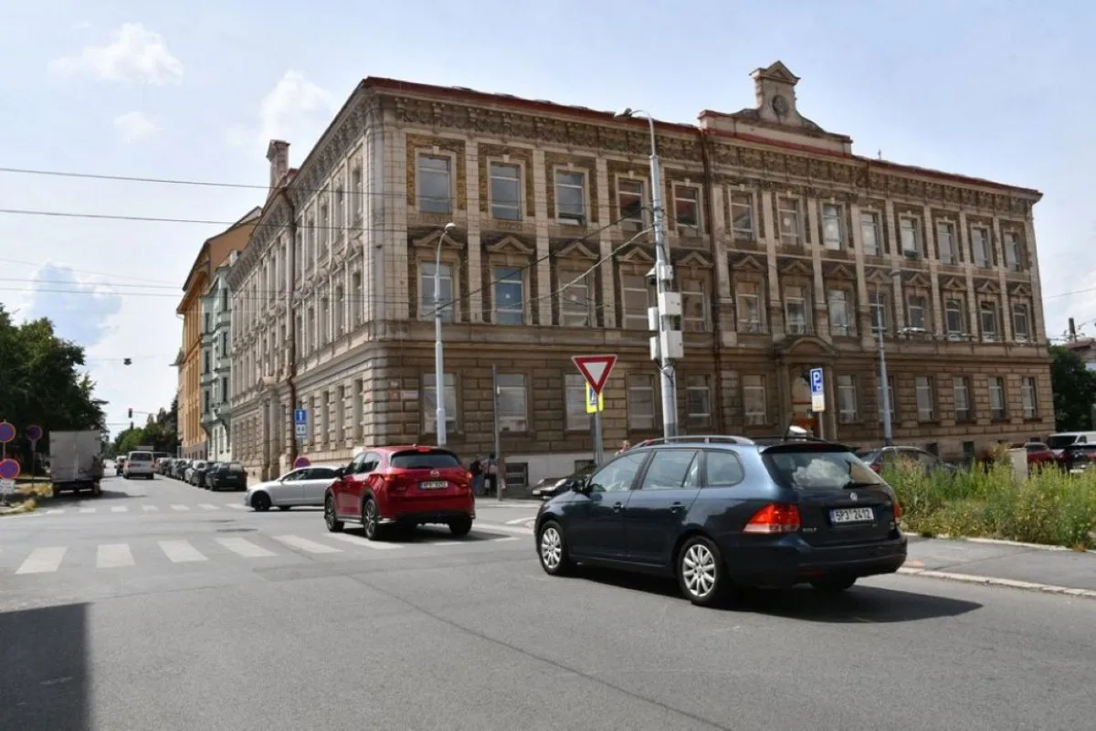 Husovo náměstí prochází rozsáhlou změnou