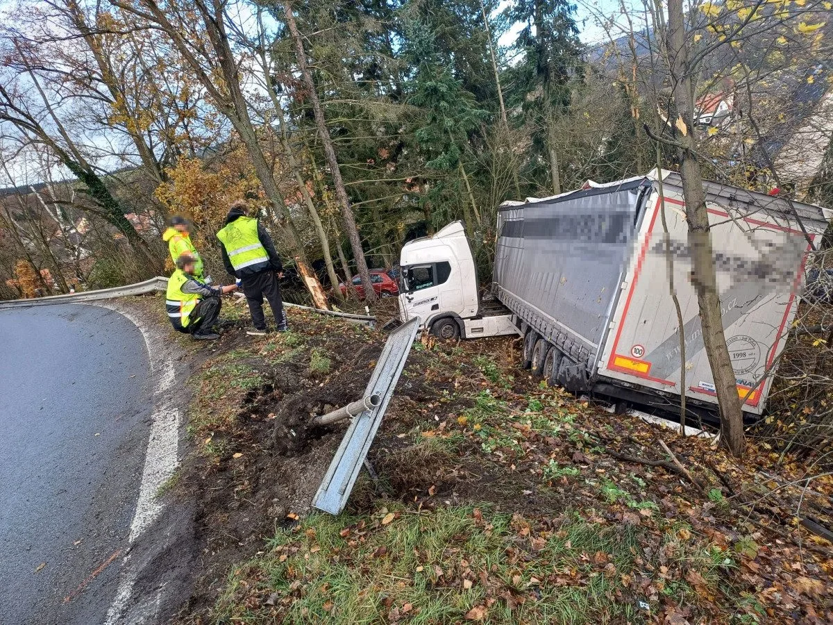 Kamion prorazil svodidla a skončil mimo silnici ve svahu. Řidič měl mikrospánek