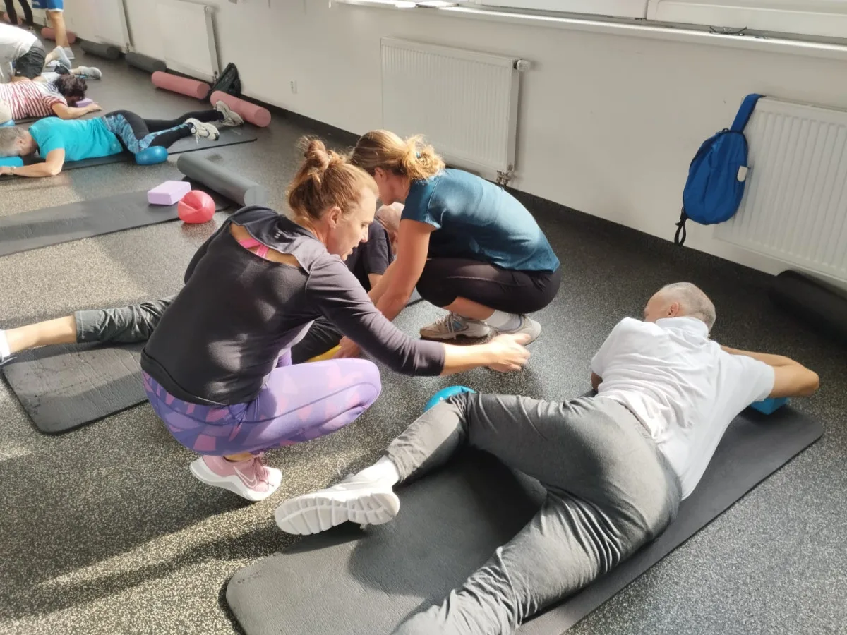 Studenti pomáhají onkologickým pacientům, cvičí s nimi a chodí na procházky