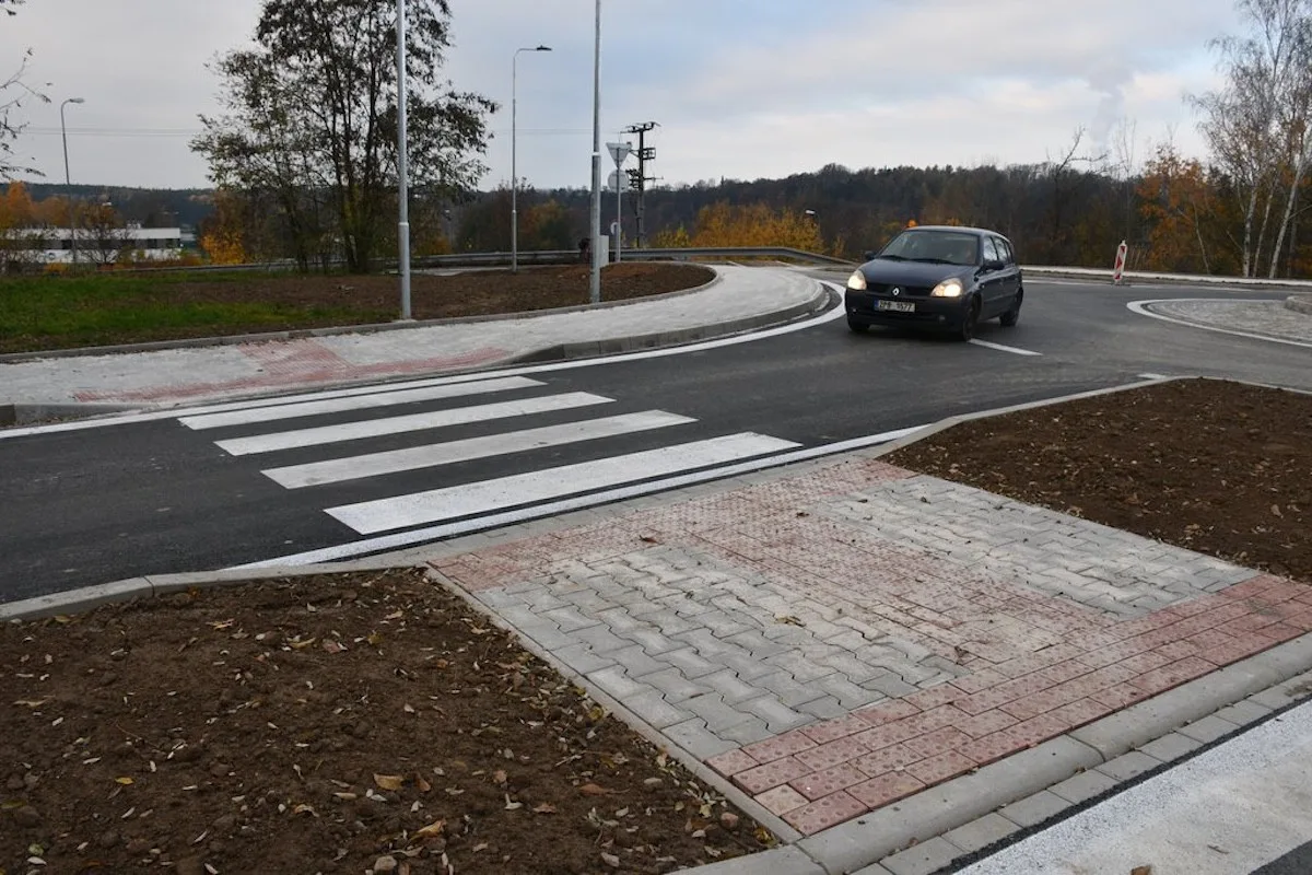 Na Klatovské třídě v Plzni začíná provoz na nové okružní křižovatce.