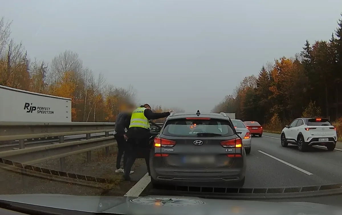 Těhotná žena s komplikacemi uvízla na D5, policisté zapnuli majáky a protáhli ji kolonou