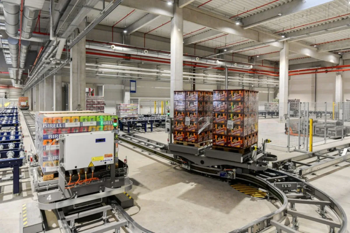 Dalším krokem ke snižování stovek tun emisí je investice do plně automatizovaného skladu v Plzni, ve kterém minimalizoval využívání vysokozdvižných vozků na plyn a nahradil je autonomním kolejovým systémem přepravujícím palety ze stáčírny do skladu a poté