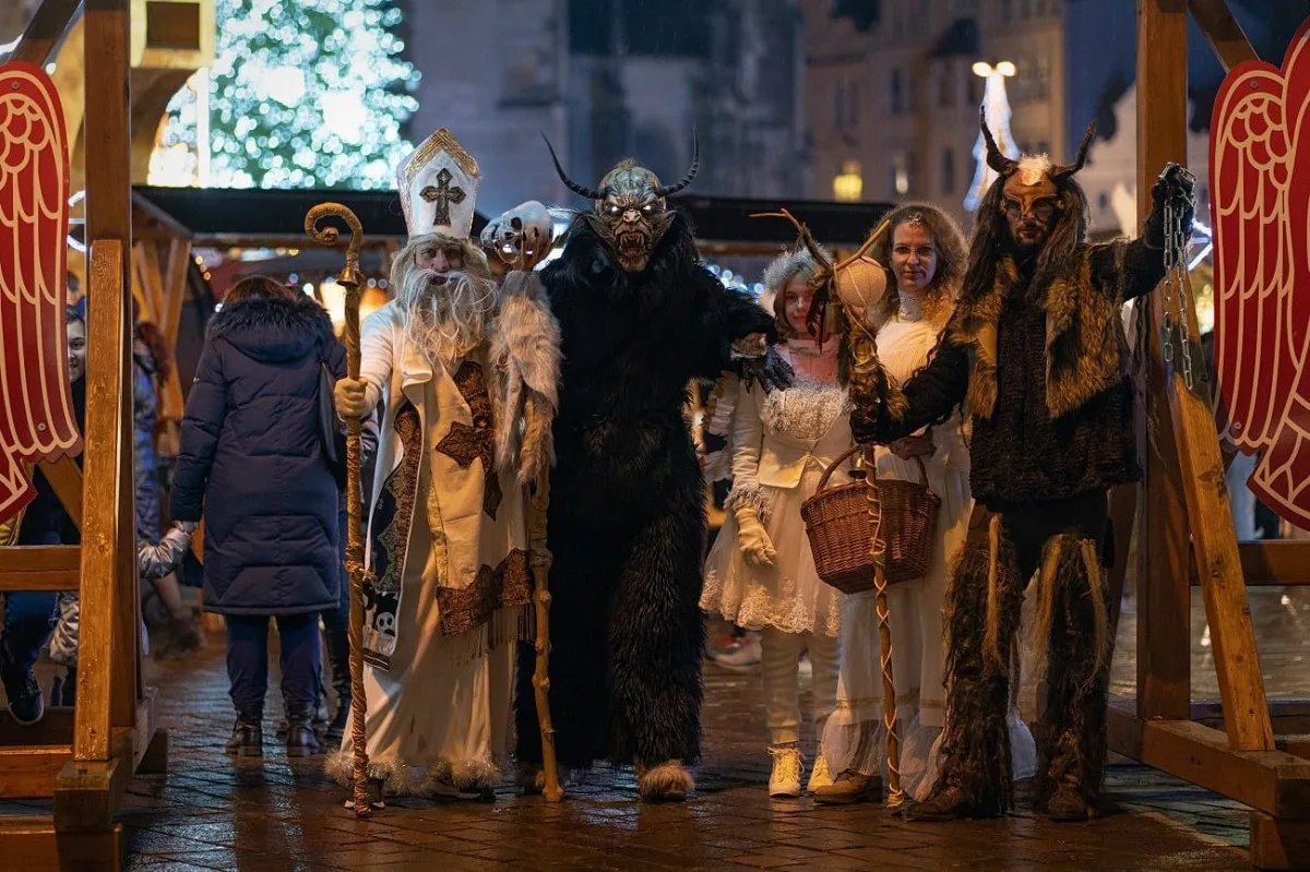 Rozsvícení stromečků, trhy i boření rekordů. Takový bude advent na obvodech