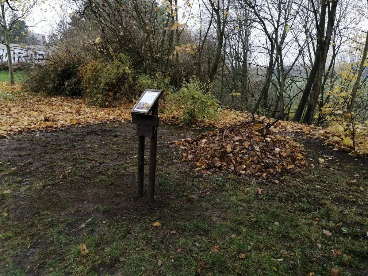 Hromádky listí a větviček poslouží ježkům jako zimoviště, připravil je centrální obvod